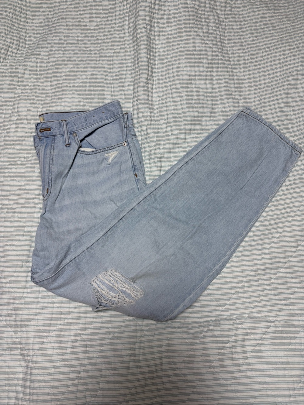 Madewell The Slouchy Boy Jean light blue with Distressed Knee size 29
